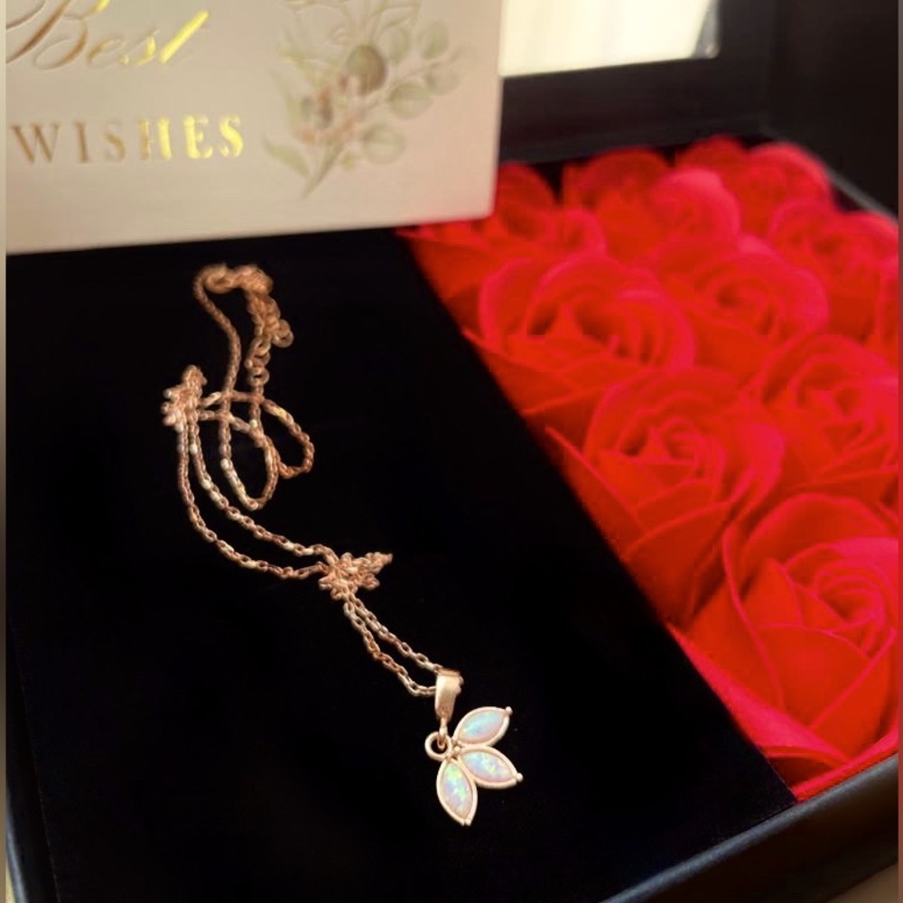 Women's Day Luxury Gift Box with Red Roses and SterlingSilver Pearl Necklace